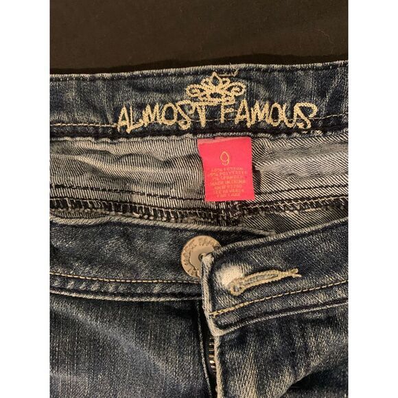 Almost Famous Women's Ripped Capri Jeans Size 9 - Picture 2 of 3